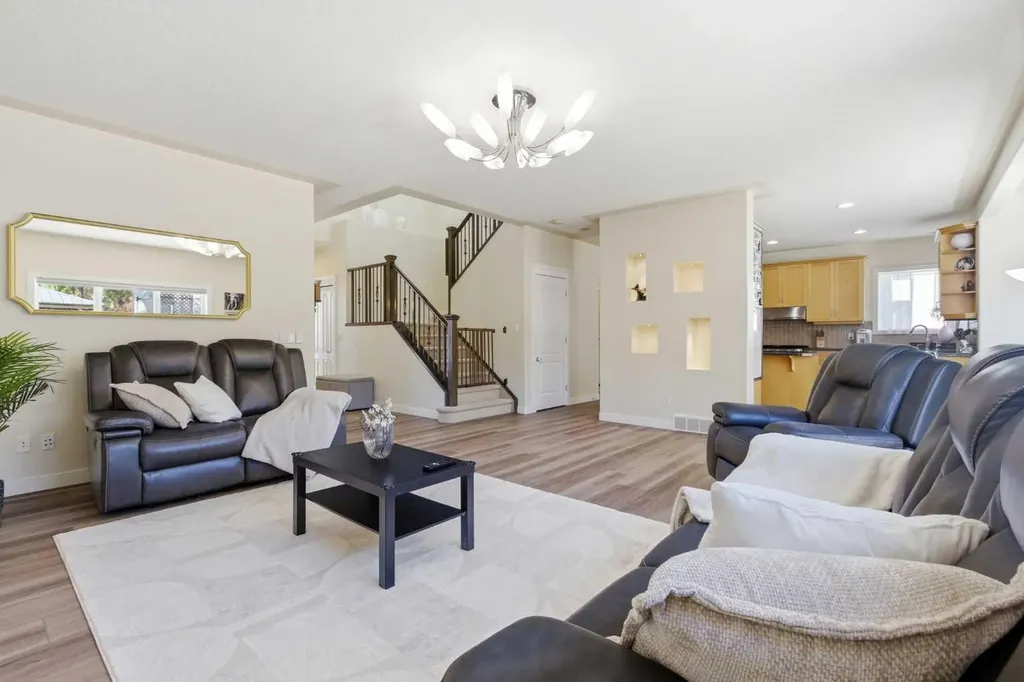 18 Royal Crest Way NW Calgary AB T3G 4M8