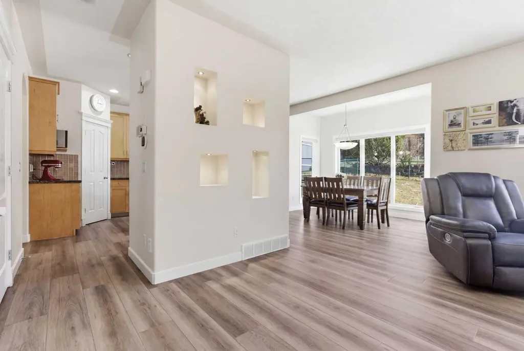 18 Royal Crest Way NW Calgary AB T3G 4M8