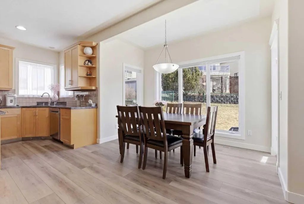 18 Royal Crest Way NW Calgary AB T3G 4M8