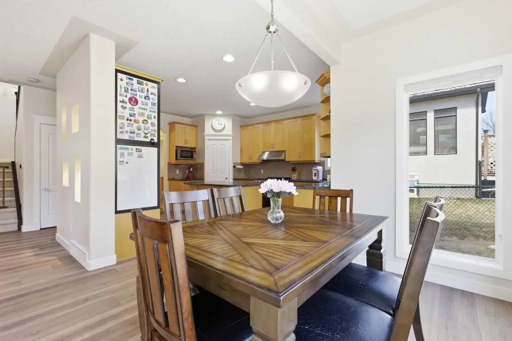 18 Royal Crest Way NW Calgary AB T3G 4M8