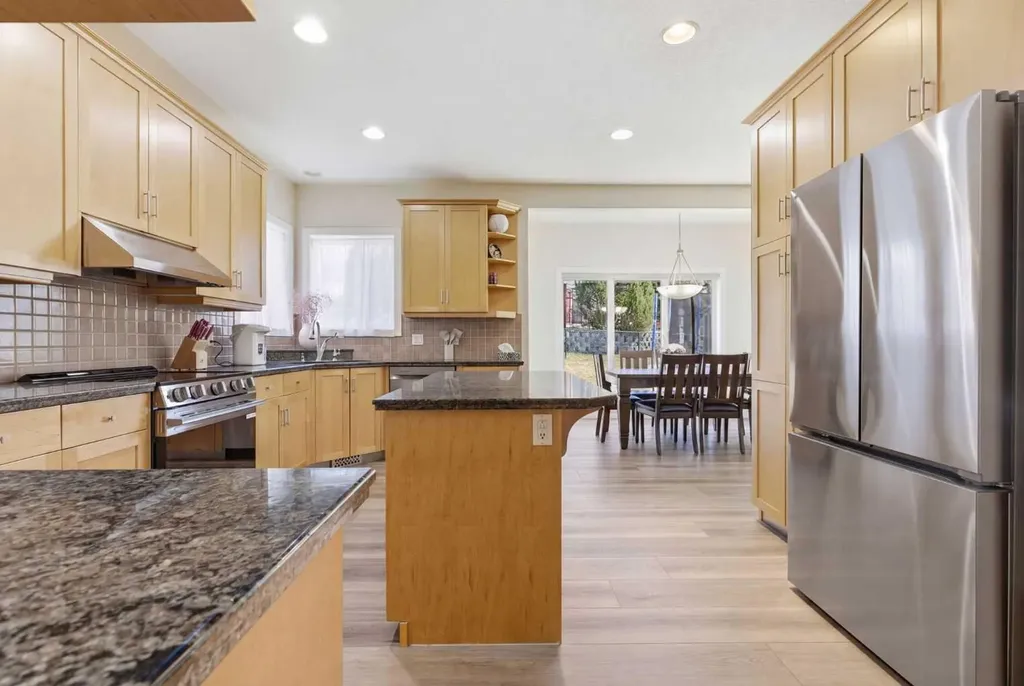 18 Royal Crest Way NW Calgary AB T3G 4M8