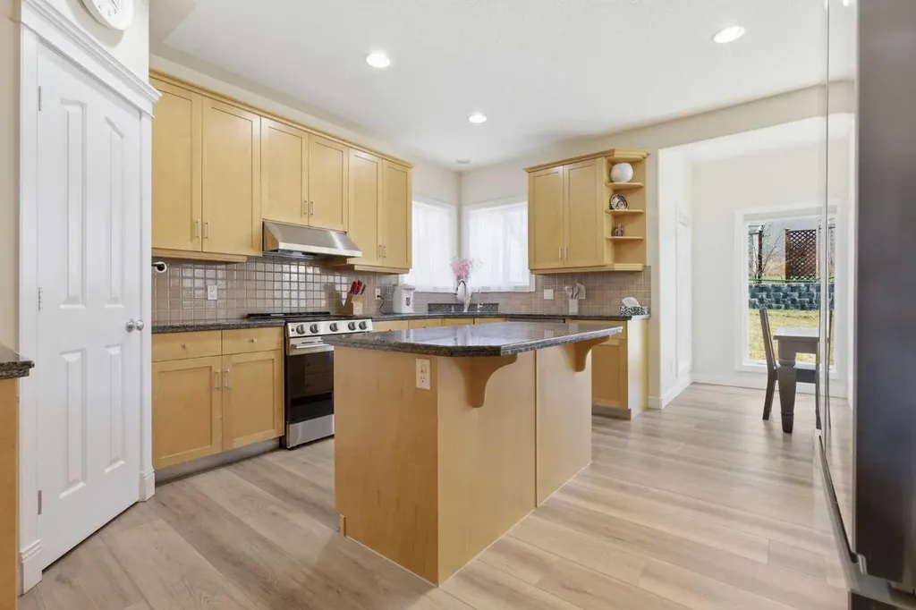 18 Royal Crest Way NW Calgary AB T3G 4M8