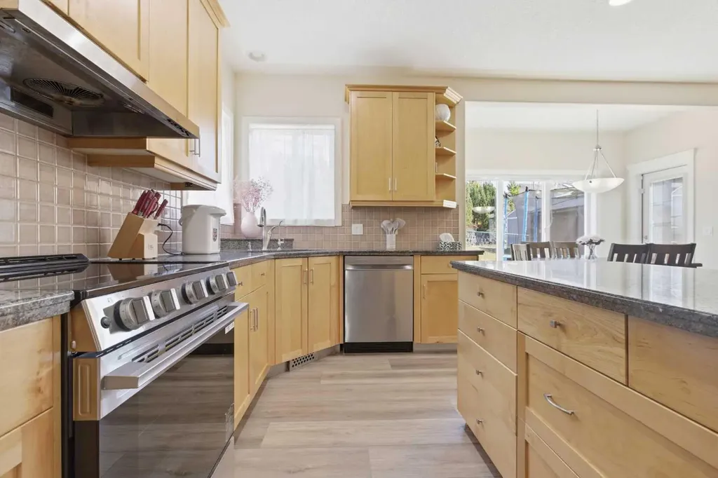 18 Royal Crest Way NW Calgary AB T3G 4M8