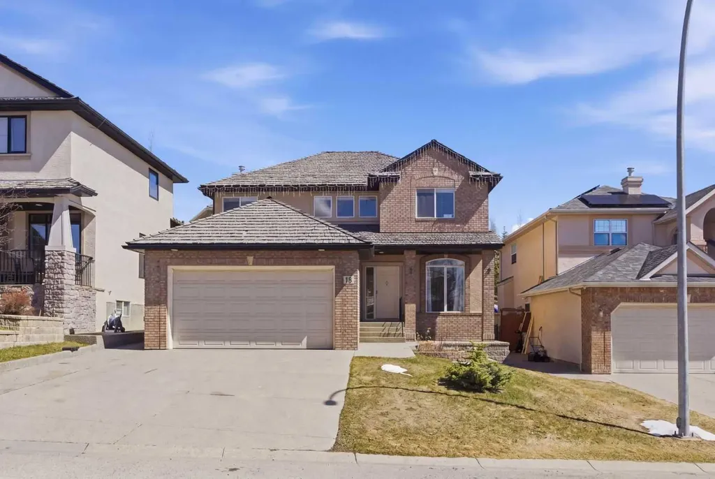 18 Royal Crest Way NW Calgary AB T3G 4M8
