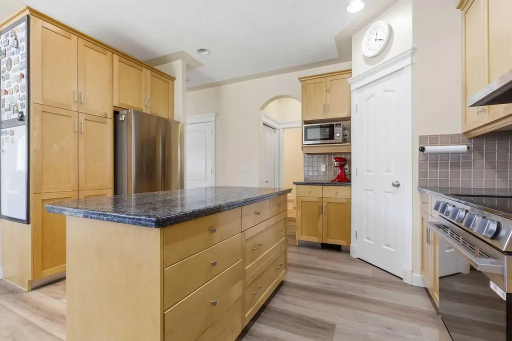 18 Royal Crest Way NW Calgary AB T3G 4M8