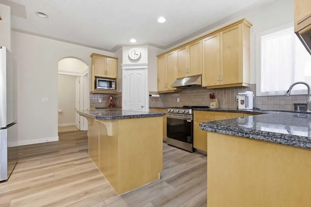 18 Royal Crest Way NW Calgary AB T3G 4M8