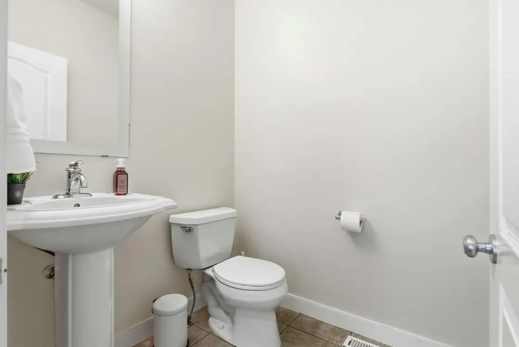 18 Royal Crest Way NW Calgary AB T3G 4M8