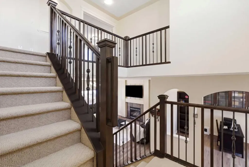 18 Royal Crest Way NW Calgary AB T3G 4M8