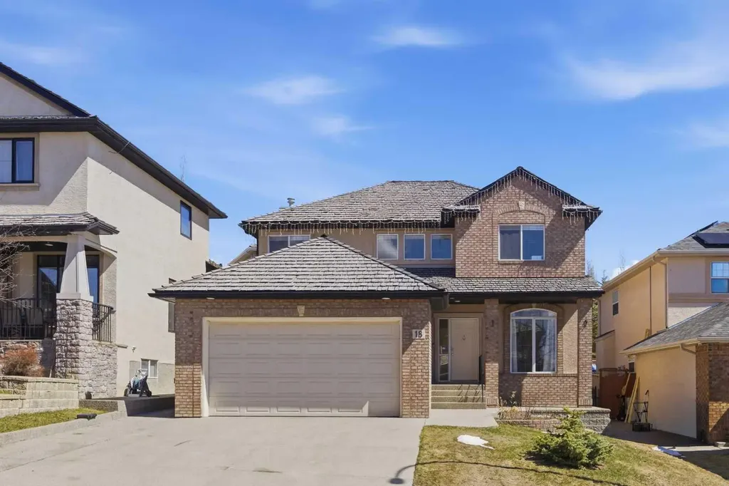 18 Royal Crest Way NW Calgary AB T3G 4M8