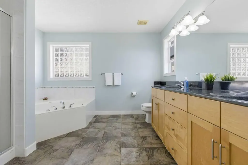 18 Royal Crest Way NW Calgary AB T3G 4M8