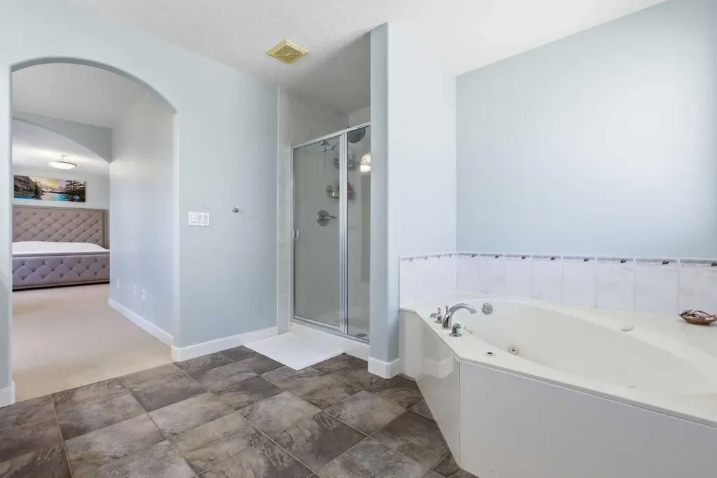 18 Royal Crest Way NW Calgary AB T3G 4M8