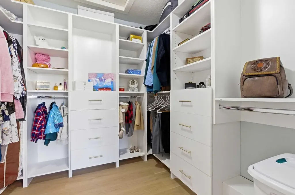 18 Royal Crest Way NW Calgary AB T3G 4M8