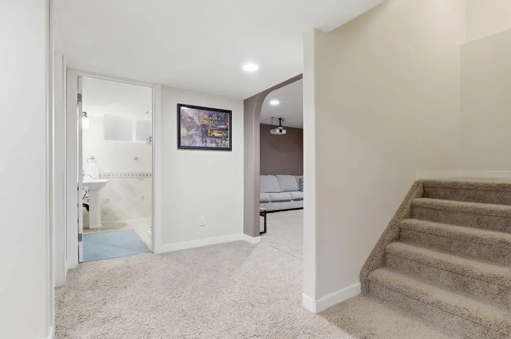 18 Royal Crest Way NW Calgary AB T3G 4M8