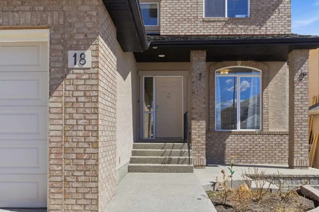 18 Royal Crest Way NW Calgary AB T3G 4M8