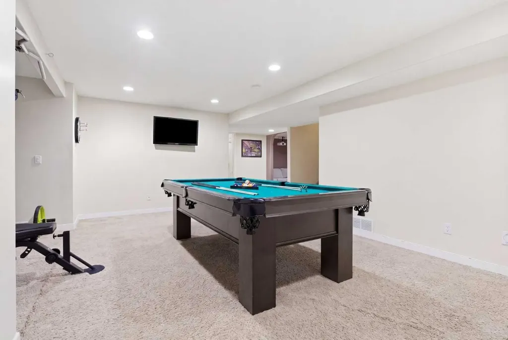 18 Royal Crest Way NW Calgary AB T3G 4M8