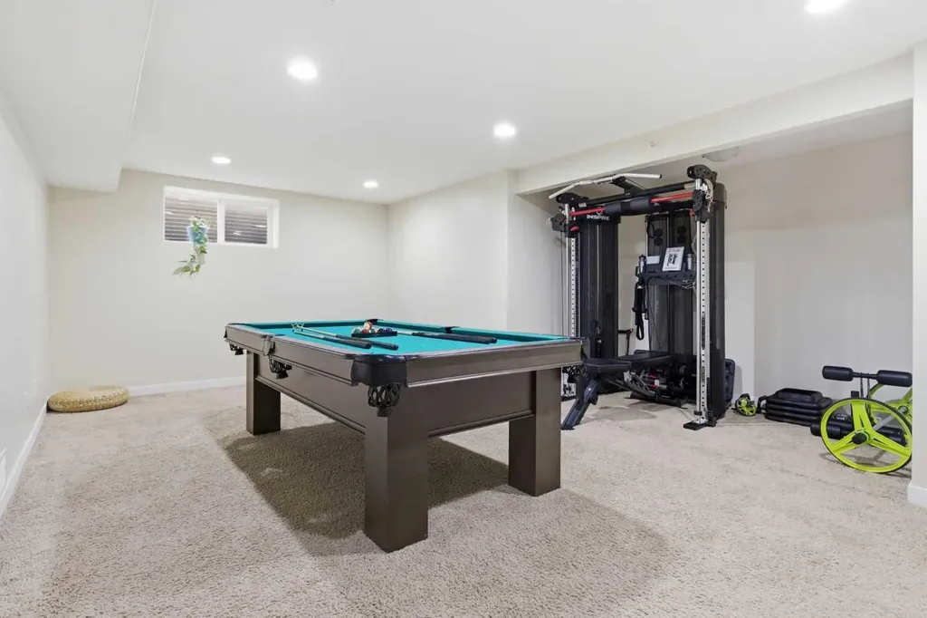 18 Royal Crest Way NW Calgary AB T3G 4M8