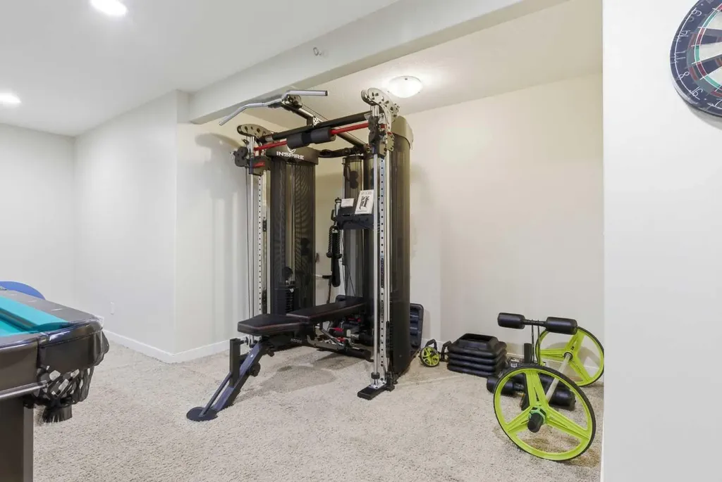 18 Royal Crest Way NW Calgary AB T3G 4M8