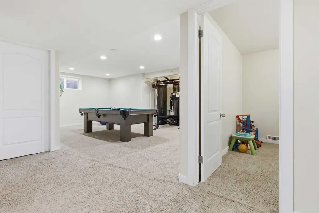 18 Royal Crest Way NW Calgary AB T3G 4M8