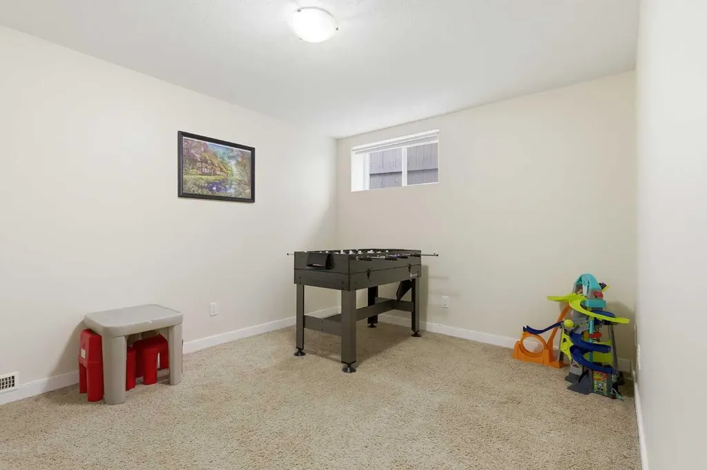 18 Royal Crest Way NW Calgary AB T3G 4M8