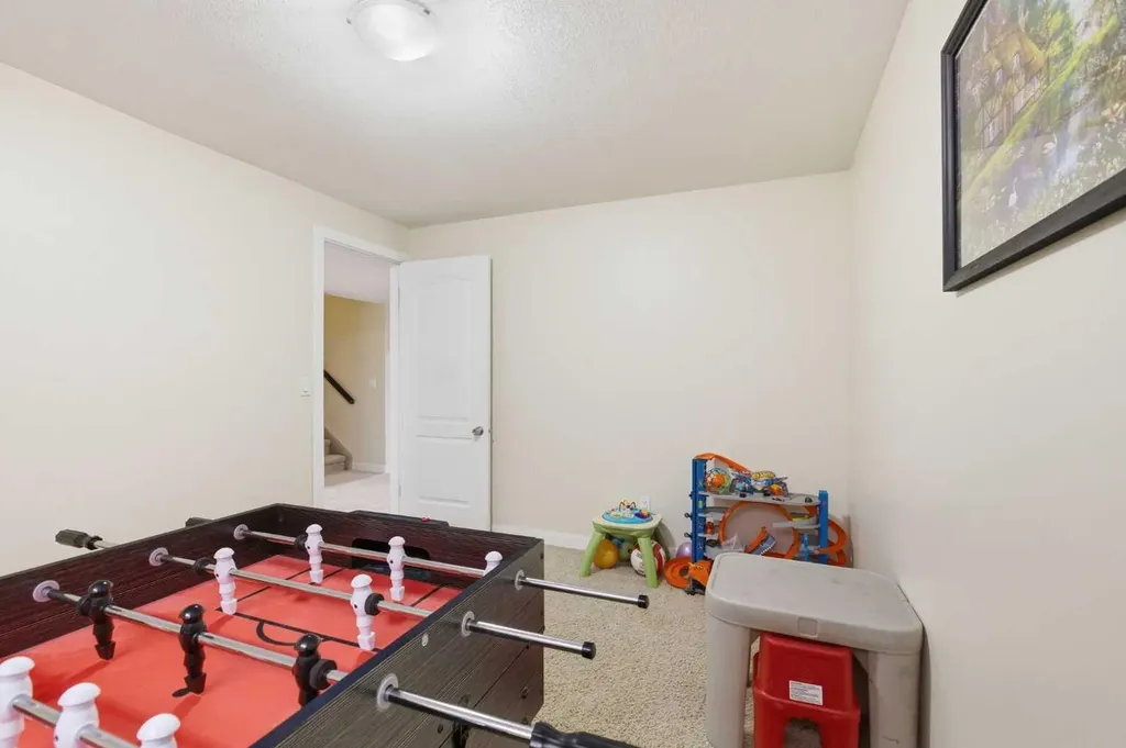 18 Royal Crest Way NW Calgary AB T3G 4M8