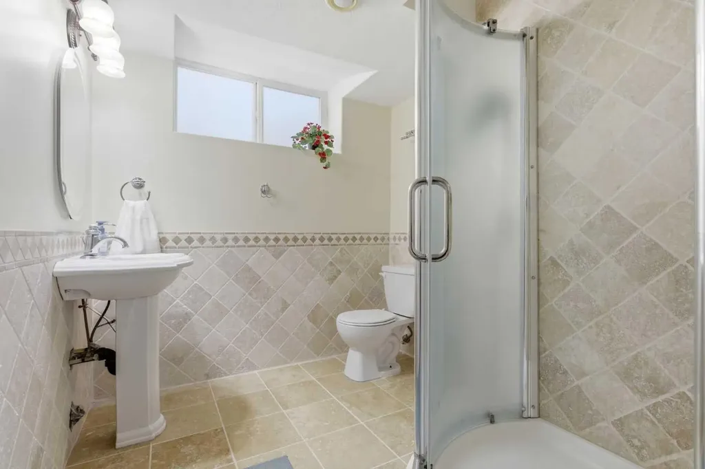 18 Royal Crest Way NW Calgary AB T3G 4M8