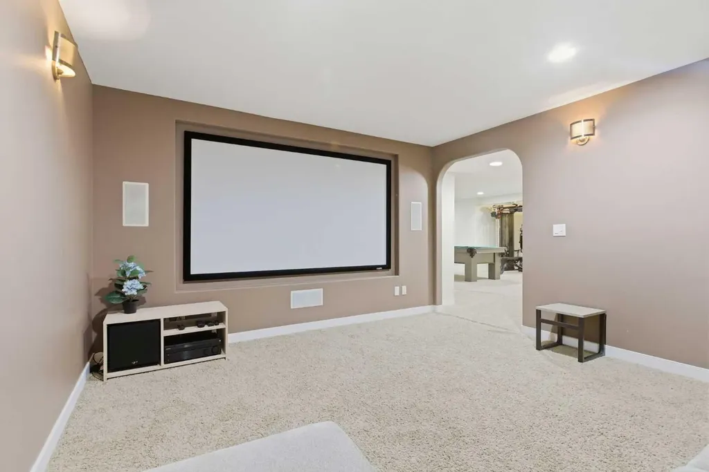 18 Royal Crest Way NW Calgary AB T3G 4M8