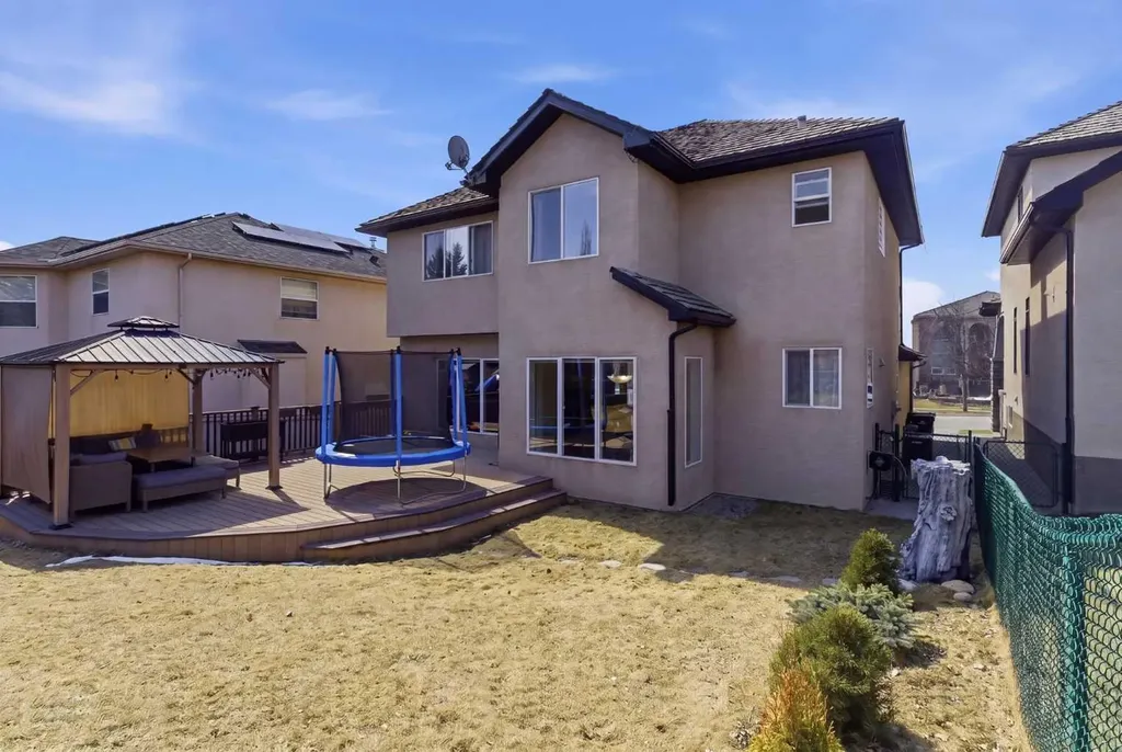 18 Royal Crest Way NW Calgary AB T3G 4M8