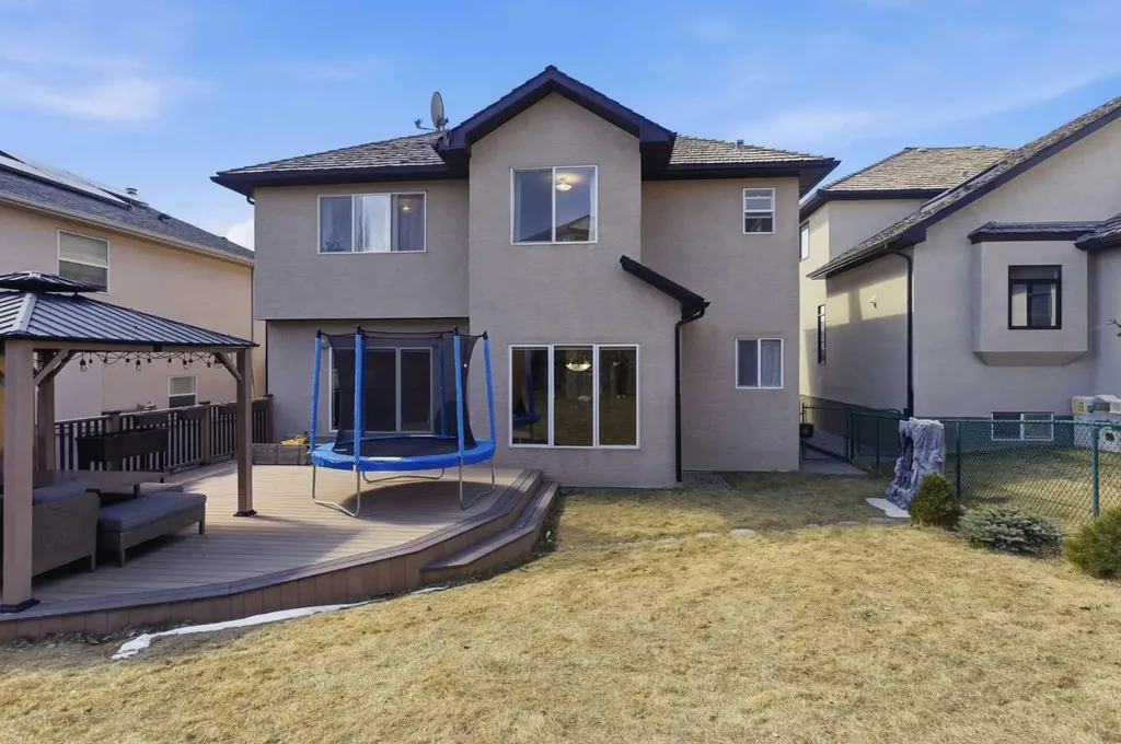 18 Royal Crest Way NW Calgary AB T3G 4M8