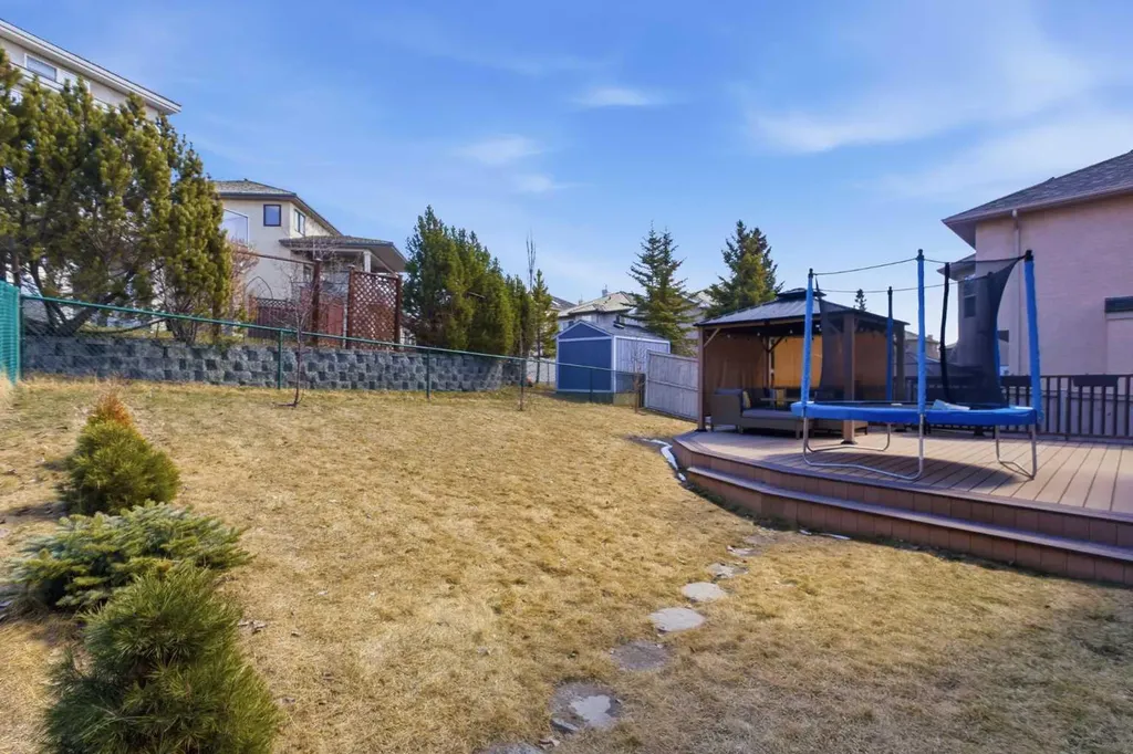 18 Royal Crest Way NW Calgary AB T3G 4M8
