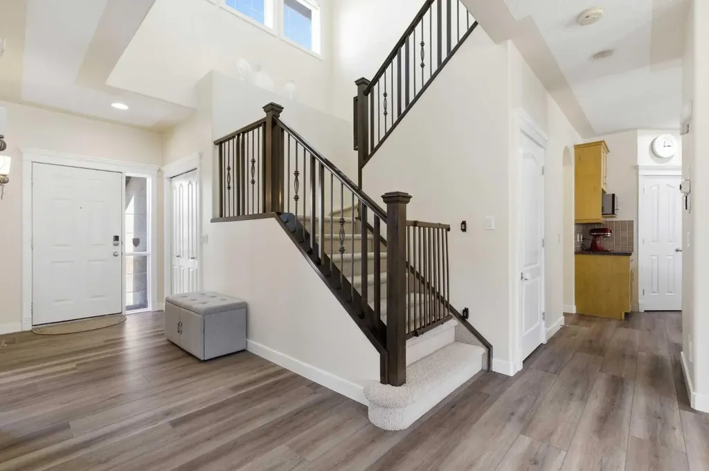18 Royal Crest Way NW Calgary AB T3G 4M8