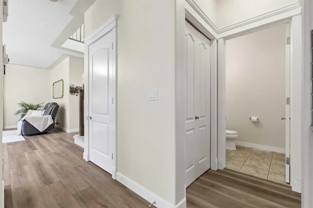 18 Royal Crest Way NW Calgary AB T3G 4M8