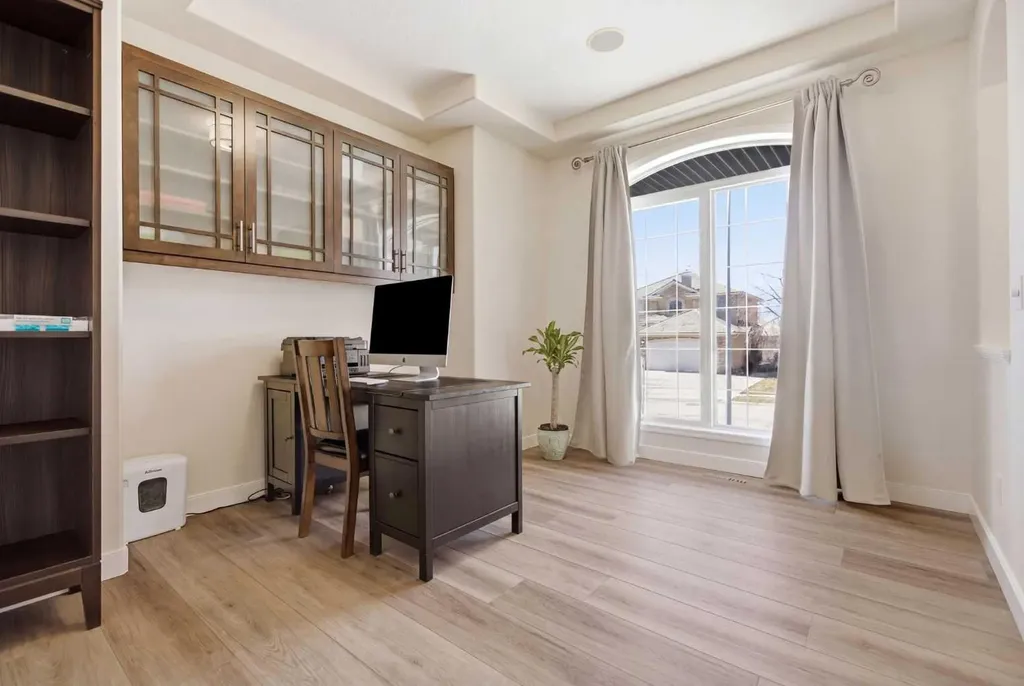 18 Royal Crest Way NW Calgary AB T3G 4M8