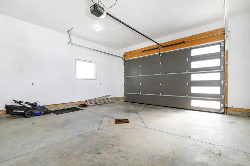 23 Cole Way Sylvan Lake AB T4S 0L6