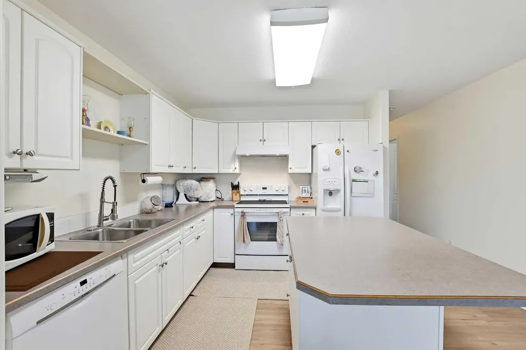 4823 45 Avenue Innisfail AB T4G 1P3