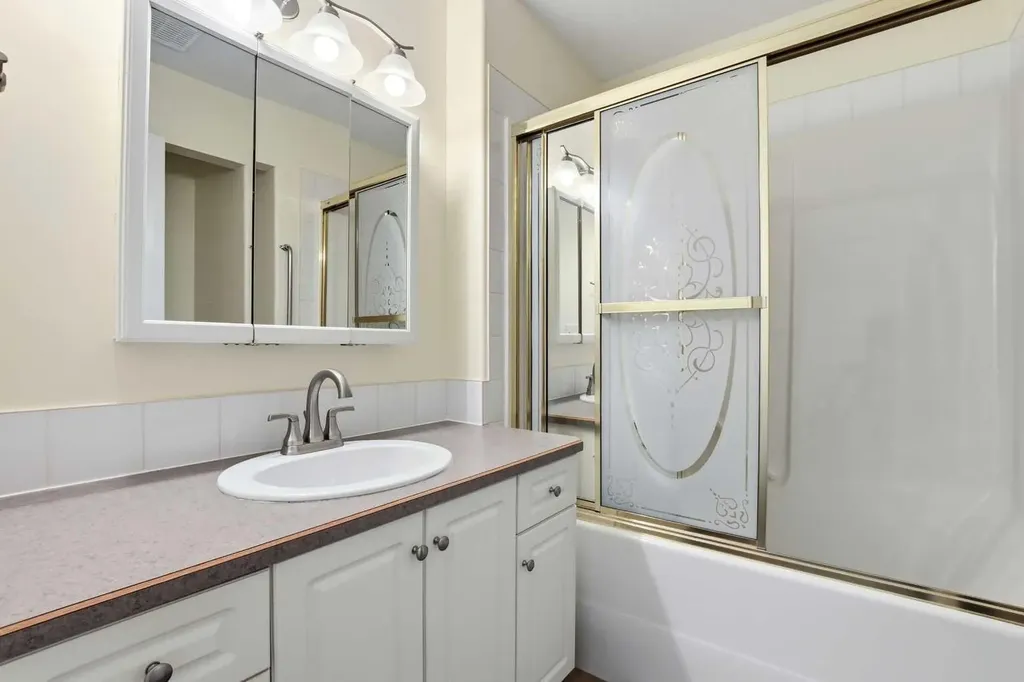 4823 45 Avenue Innisfail AB T4G 1P3