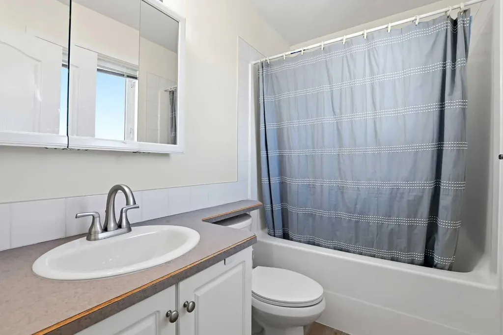 4823 45 Avenue Innisfail AB T4G 1P3