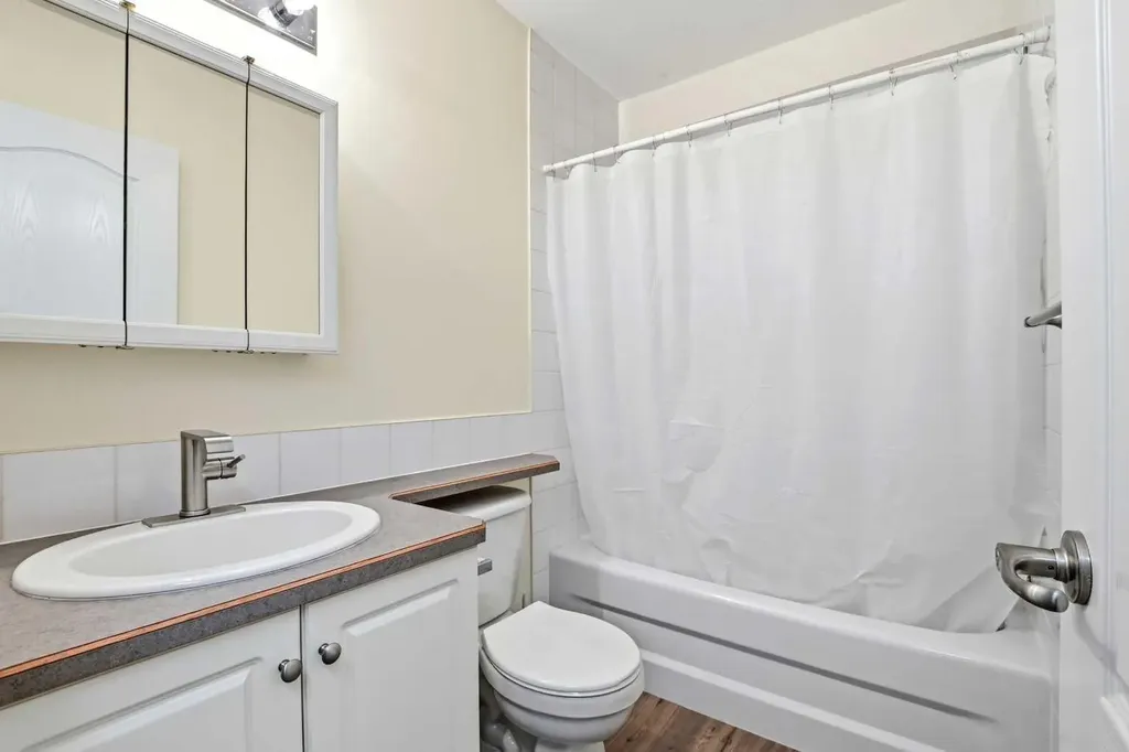 4823 45 Avenue Innisfail AB T4G 1P3