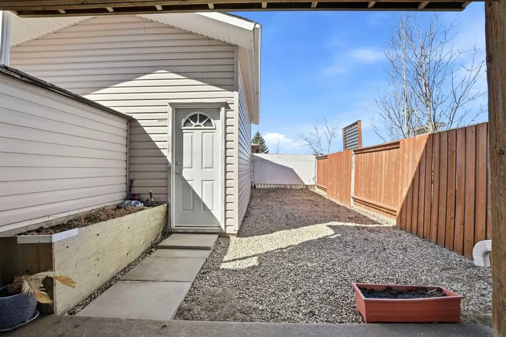 4823 45 Avenue Innisfail AB T4G 1P3