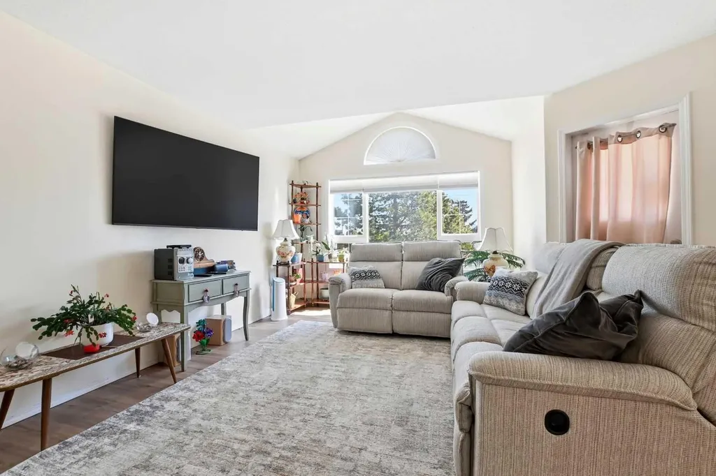4823 45 Avenue Innisfail AB T4G 1P3