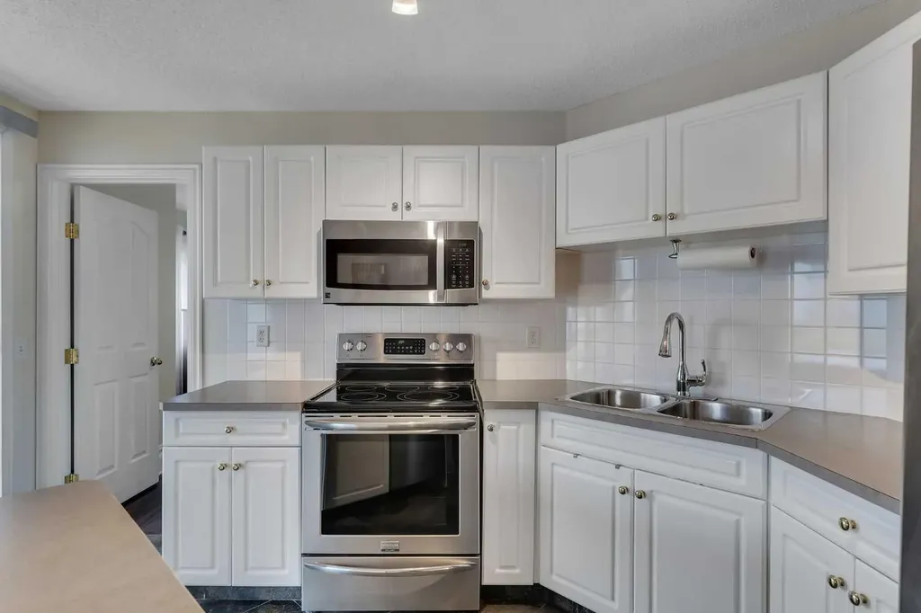 7106 Valleyview Park SE Calgary AB T2B3R6