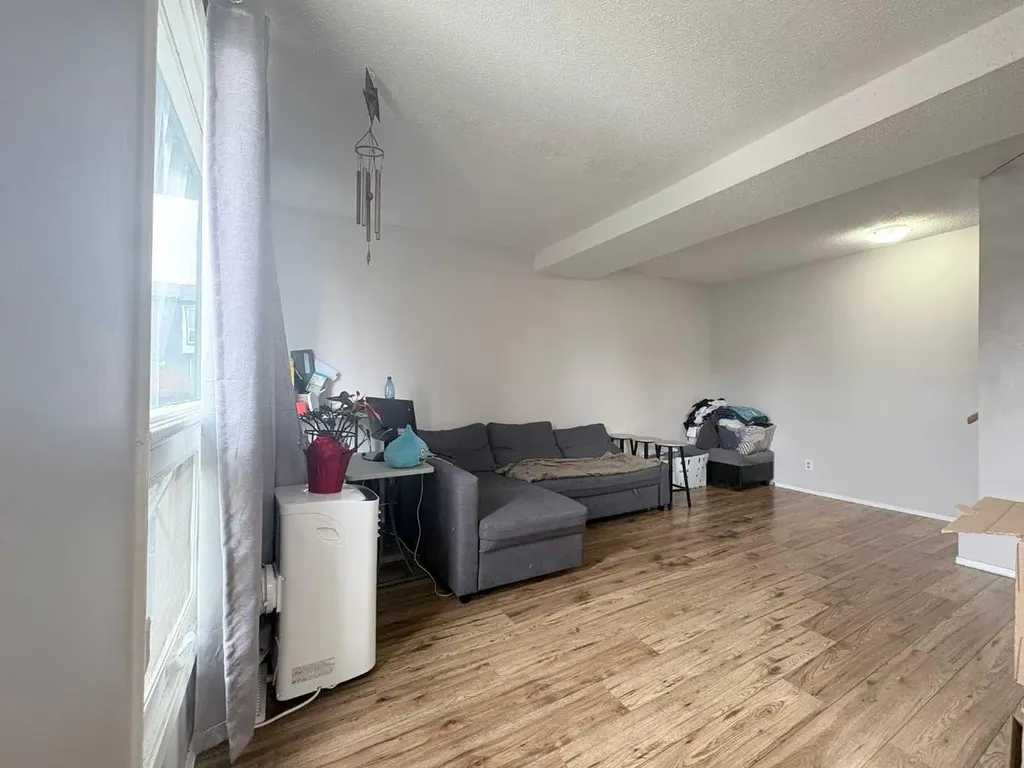 6440 4 Street NW Calgary AB T2K 1B8