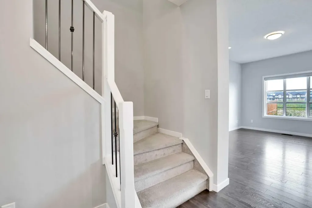 186 Carringvue Park NW Calgary AB T3P 1L1