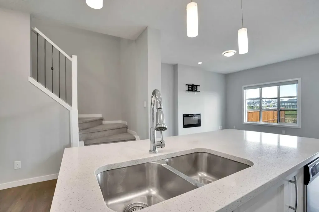 186 Carringvue Park NW Calgary AB T3P 1L1