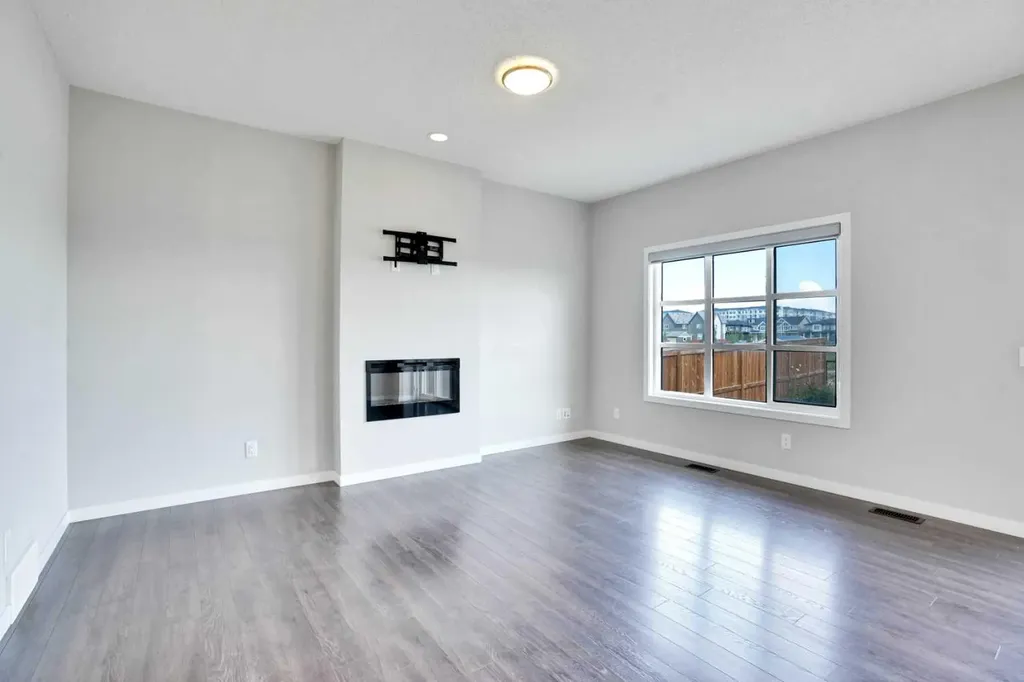 186 Carringvue Park NW Calgary AB T3P 1L1