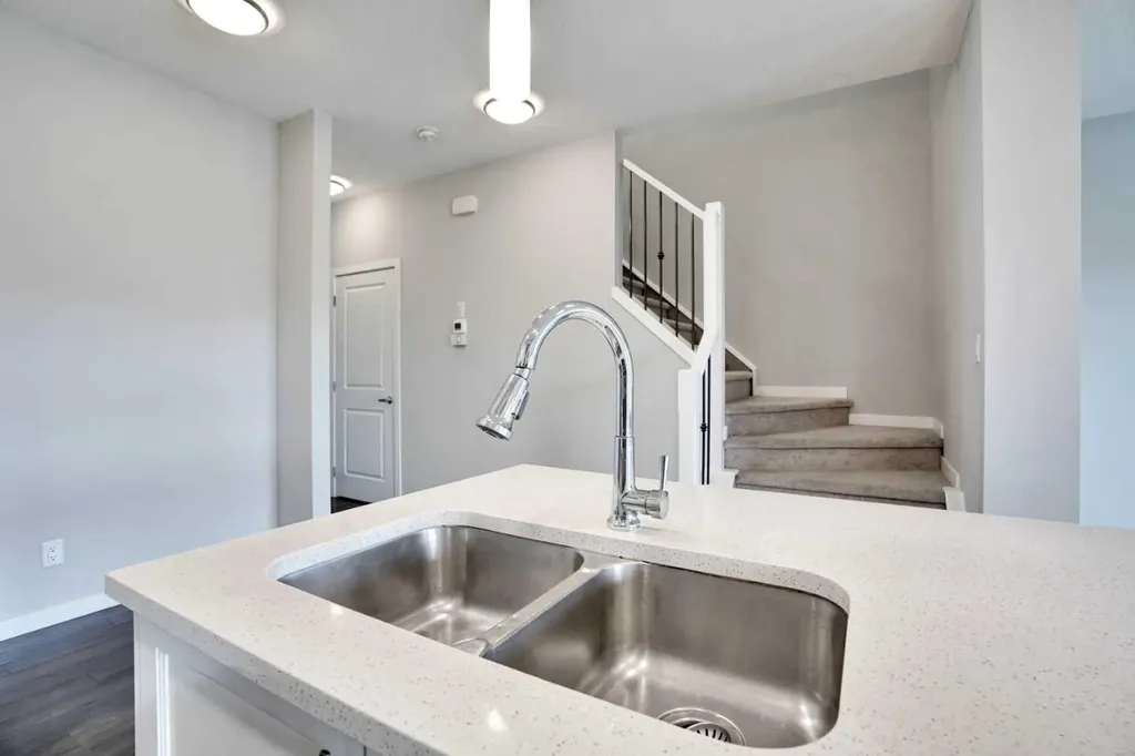 186 Carringvue Park NW Calgary AB T3P 1L1