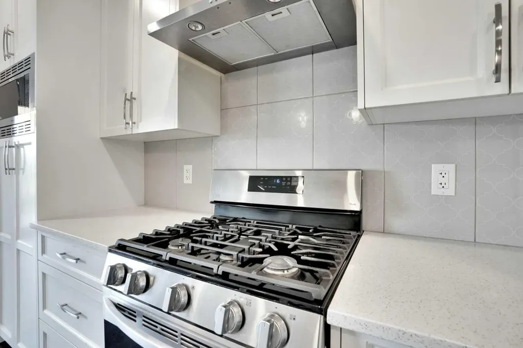 186 Carringvue Park NW Calgary AB T3P 1L1