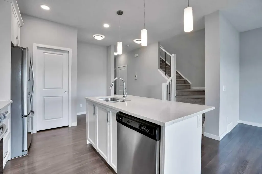 186 Carringvue Park NW Calgary AB T3P 1L1