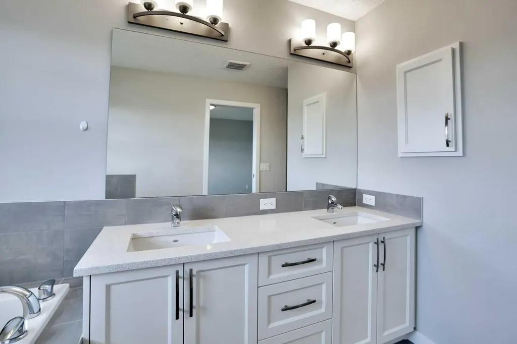 186 Carringvue Park NW Calgary AB T3P 1L1