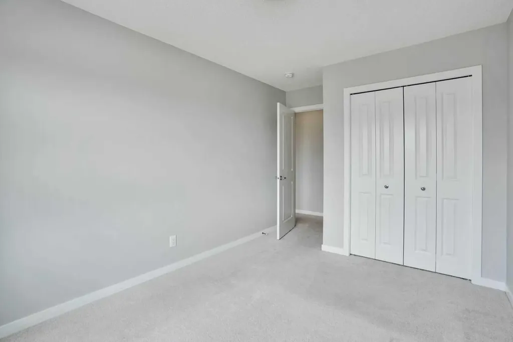 186 Carringvue Park NW Calgary AB T3P 1L1
