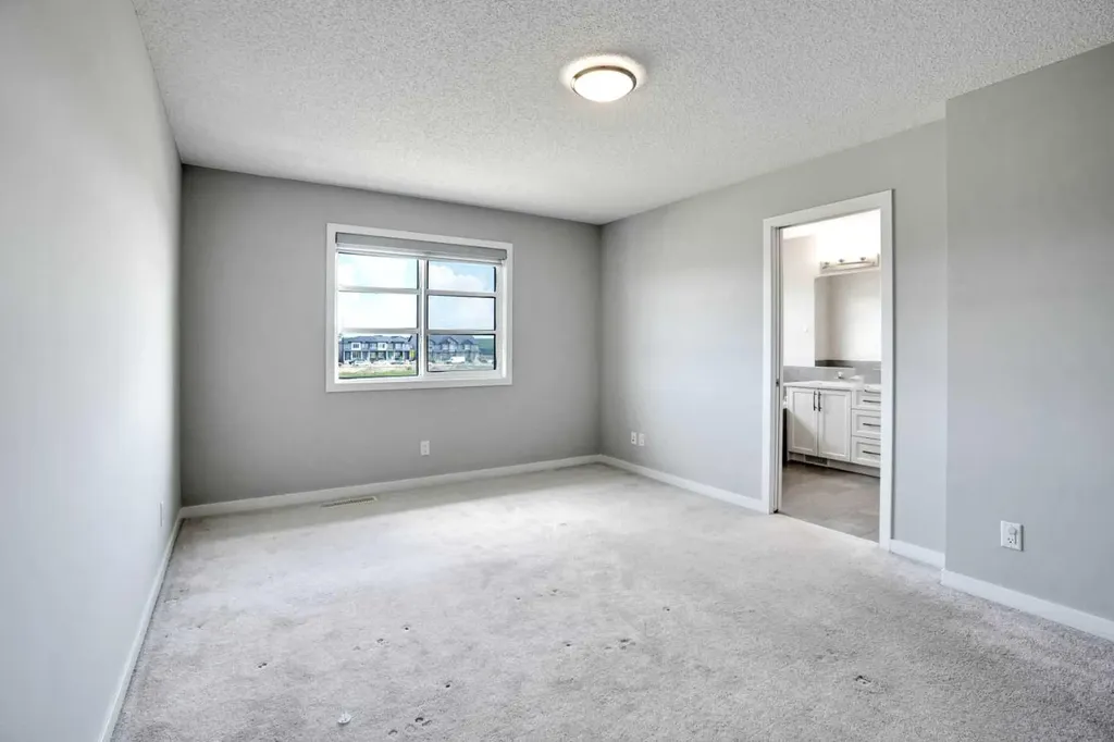 186 Carringvue Park NW Calgary AB T3P 1L1